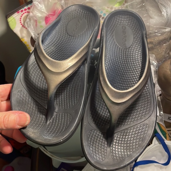 OOFO’S   flip flop size 6W woman’s silver slate grey - Picture 9 of 12
